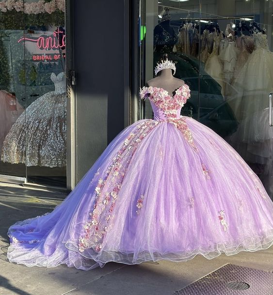 Vestido de baile lila con apliques y hombros descubiertos, ideal para fiestas de quinceañera (modelo 2019)