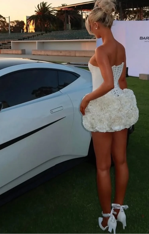 Robe de cocktail blanche mini moulante sans bretelles à plis roses, en satin, modèle Y8282