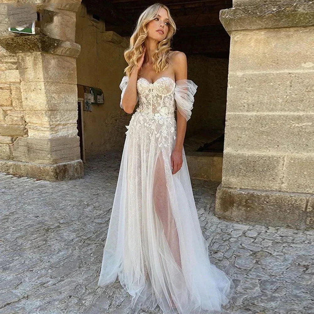 Robes de mariée bohèmes en dentelle, coupe trapèze, épaules dénudées, bustier cœur, confectionnées sur mesure, longueur au sol