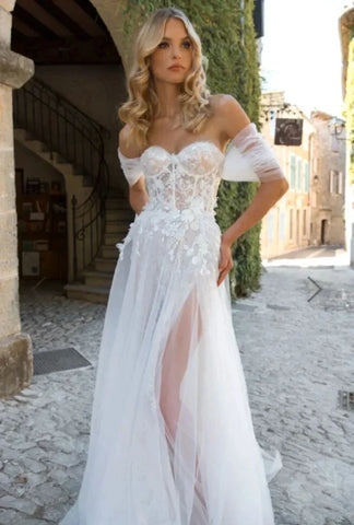 Robes de mariée bohèmes en dentelle, coupe trapèze, épaules dénudées, bustier cœur, confectionnées sur mesure, longueur au sol