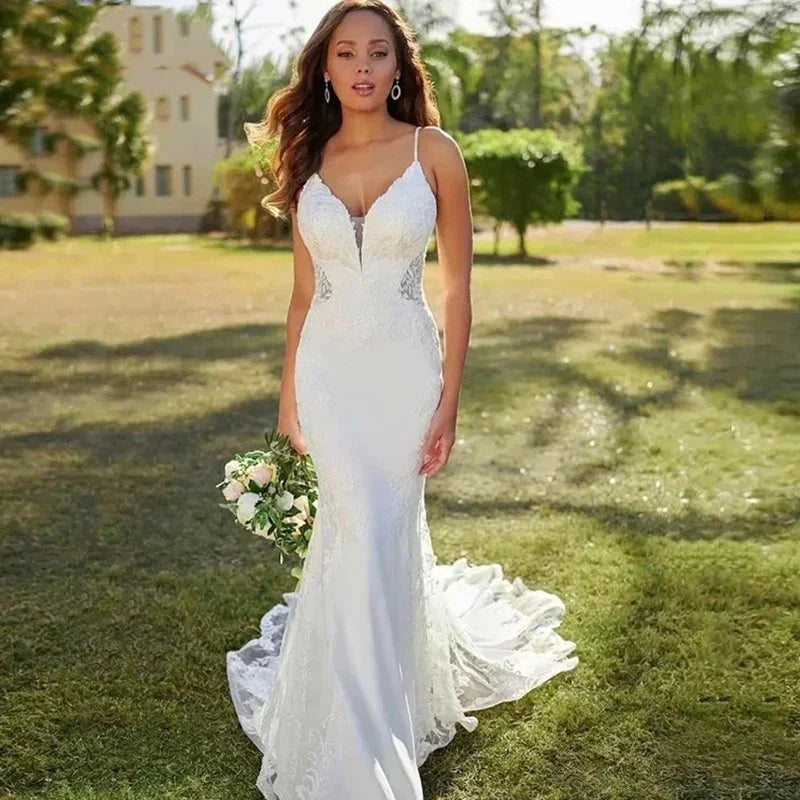Robe de mariée sirène en dentelle, décolleté en V sexy, dos nu orné de détails décoratifs, sans manches, boutonnée, longue traîne, idéale pour l'église