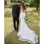 Robe de mariée sirène en dentelle, décolleté en V sexy, dos nu orné de détails décoratifs, sans manches, boutonnée, longue traîne, idéale pour l'église