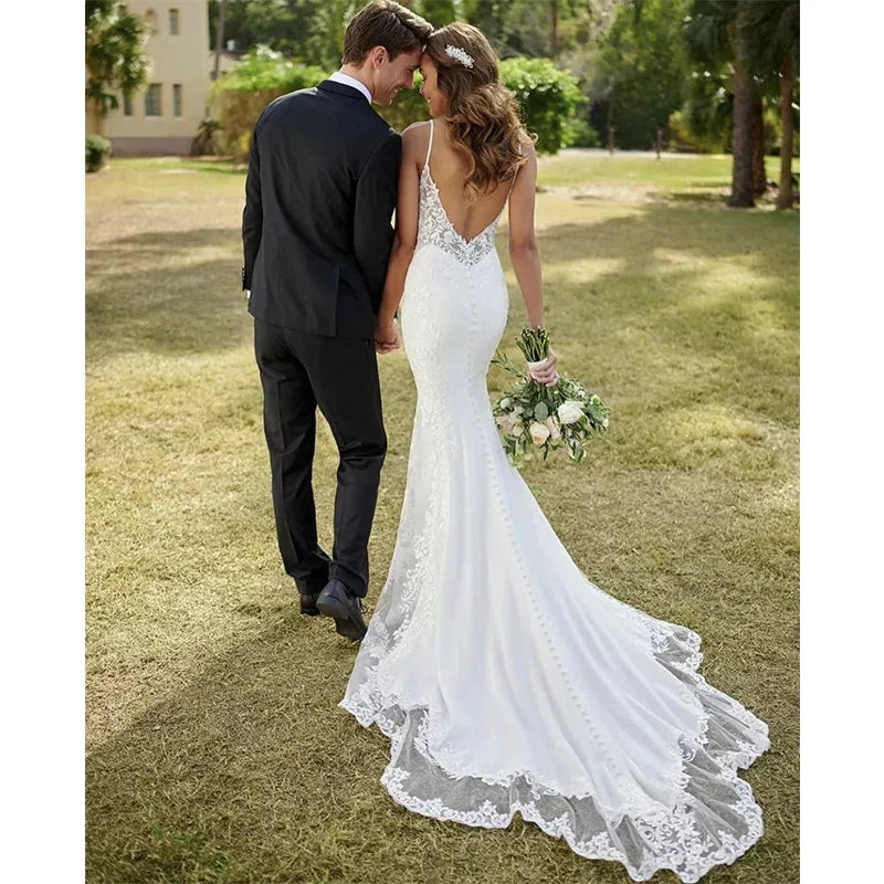 Robe de mariée sirène en dentelle, décolleté en V sexy, dos nu orné de détails décoratifs, sans manches, boutonnée, longue traîne, idéale pour l'église