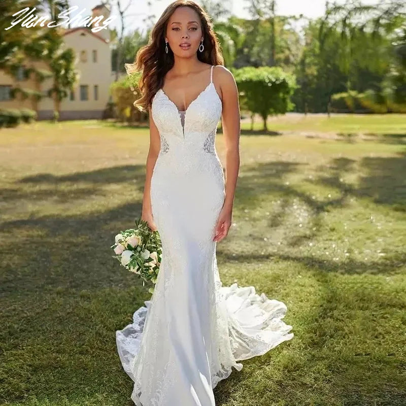 Vestidos de novia de sirena de encaje, tirantes finos, escote en V sexy, espalda descubierta, apliques, sin mangas, botones, cola larga. Fotos reales.