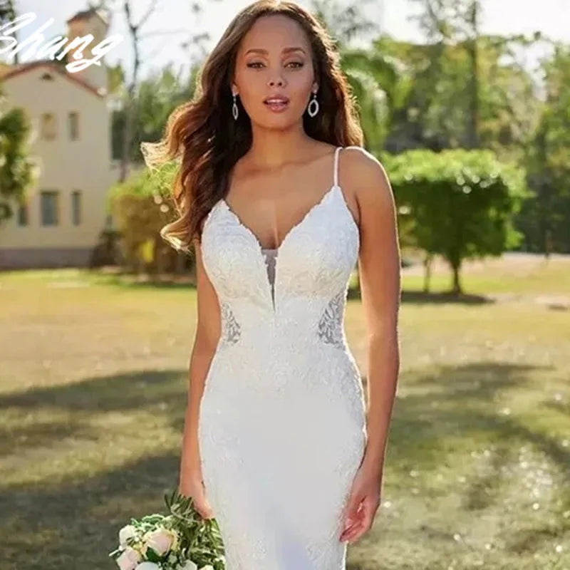 Vestidos de novia de sirena de encaje, tirantes finos, escote en V sexy, espalda descubierta, apliques, sin mangas, botones, cola larga. Fotos reales.