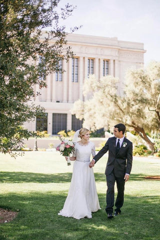 Vestido de novia de encaje, corte en A, con pedrería, color marfil y manga corta WD145 