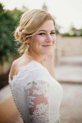 Vestido de novia de encaje, corte en A, con pedrería, color marfil y manga corta WD145 