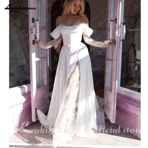 Vestidos de novia Lakshmigown de satén plisado con hombros descubiertos y encaje de manga larga, corte A y cola larga. 