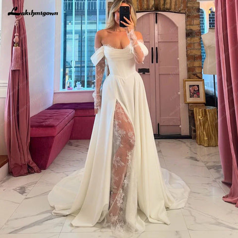 Vestidos de novia Lakshmigown de satén plisado con hombros descubiertos y encaje de manga larga, corte A y cola larga. 