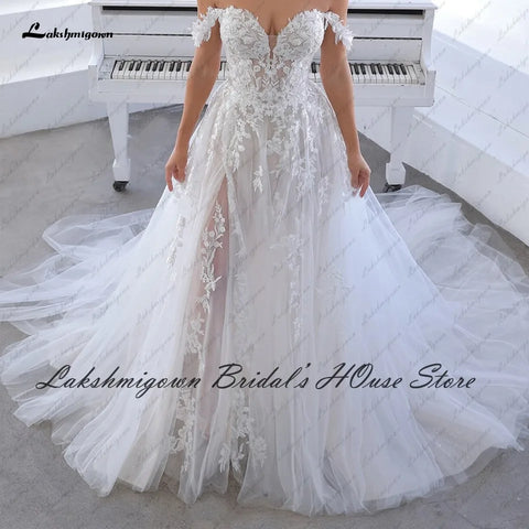 Vestido de novia estilo bohemio con hombros descubiertos y apliques de encaje, estilo princesa blanco roto de tul con abertura lateral 