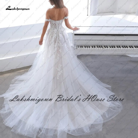 Vestido de novia estilo bohemio con hombros descubiertos y apliques de encaje, estilo princesa blanco roto de tul con abertura lateral 