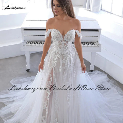 Vestido de novia estilo bohemio con hombros descubiertos y apliques de encaje, estilo princesa blanco roto de tul con abertura lateral 