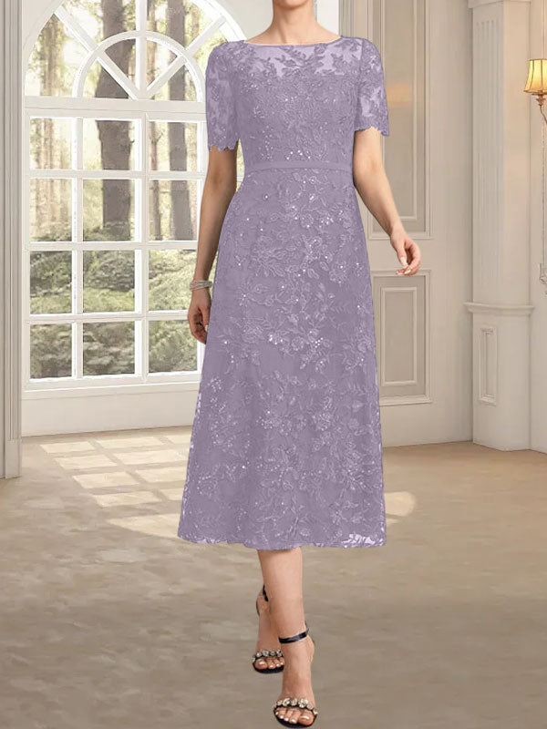 Vestido de novia de encaje con lentejuelas, corte en A, escote redondo ilusión y largo hasta la rodilla.