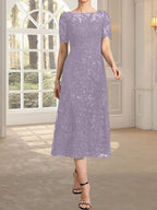 Vestido de novia de encaje con lentejuelas, corte en A, escote redondo ilusión y largo hasta la rodilla.