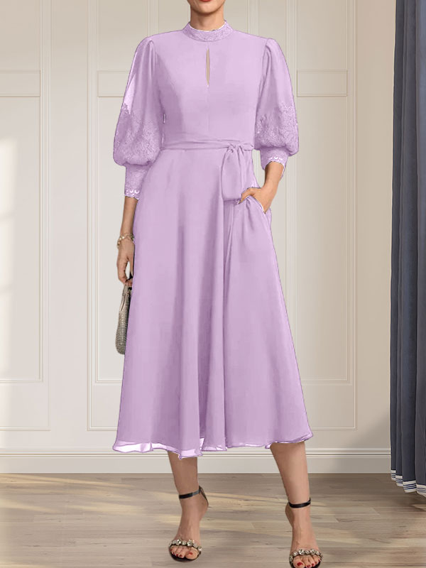 Vestido de corte A, cuello alto, largo midi, encaje y gasa para la madre de la novia con lazo.
