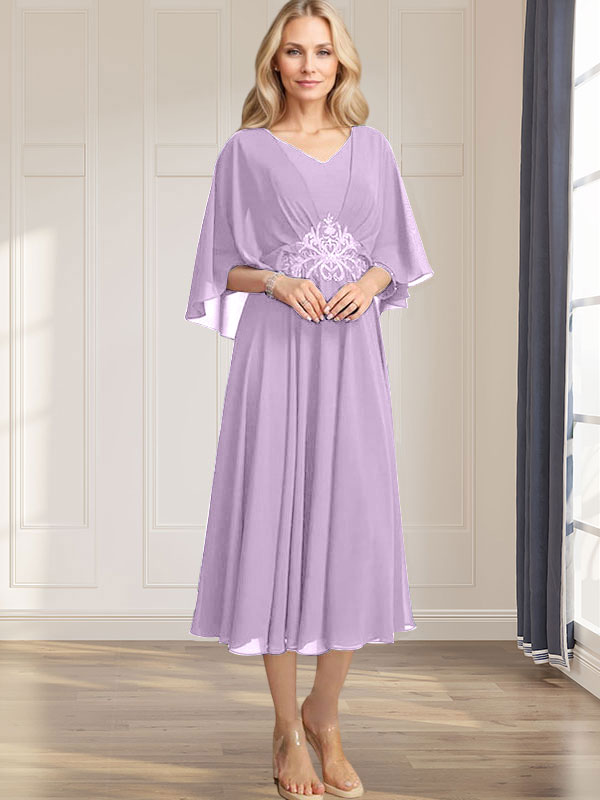 Robe de mariée trapèze en mousseline de soie, longueur thé, col en V, ornée de sequins plissés, d'appliques de dentelle et de perles. 