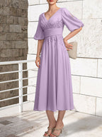 Vestido de novia de gasa de encaje, corte en A, escote en V y largo hasta la rodilla, con pliegues.