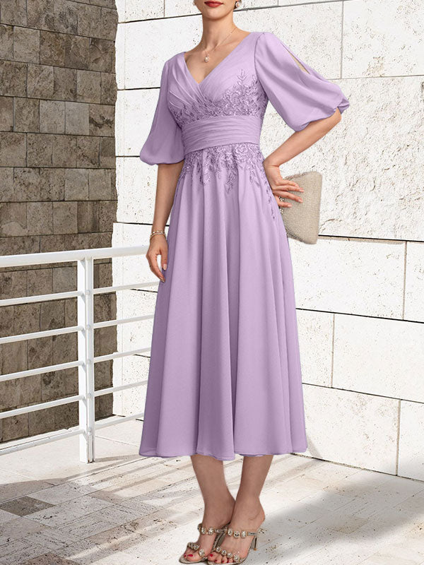 Vestido de novia de gasa de encaje, corte en A, escote en V y largo hasta la rodilla, con pliegues.
