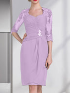 Vestido de corte recto/columna, escote corazón, largo hasta la rodilla, de gasa, con apliques de cuentas, encaje, lentejuelas y pliegues para la madre de la novia.