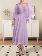 Vestido de corte A, escote en V, largo hasta la rodilla, de gasa, encaje, con lentejuelas y pedrería para la madre de la novia.