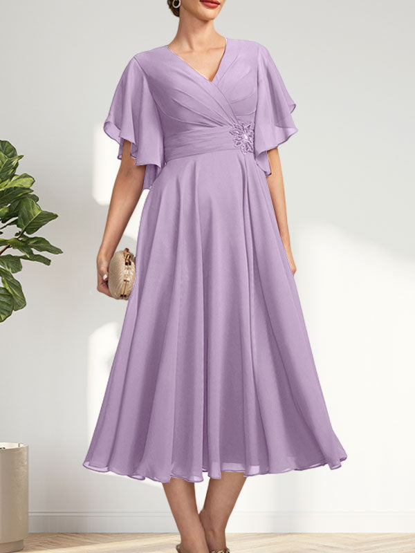 Vestido de corte A, escote en V, largo té, de gasa, para la madre de la novia, con plisados ​​y cuentas.