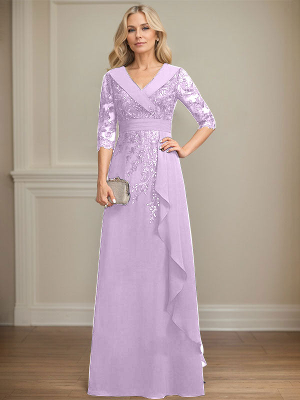 Vestido de novia de corte línea A, cuello en V, largo hasta el suelo, de encaje y gasa, con lentejuelas y volantes en cascada. 