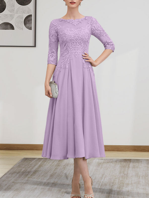 Robe de mariée trapèze en mousseline de soie et dentelle, longueur thé, ornée de perles et de sequins, avec décolleté en A et effet illusion.