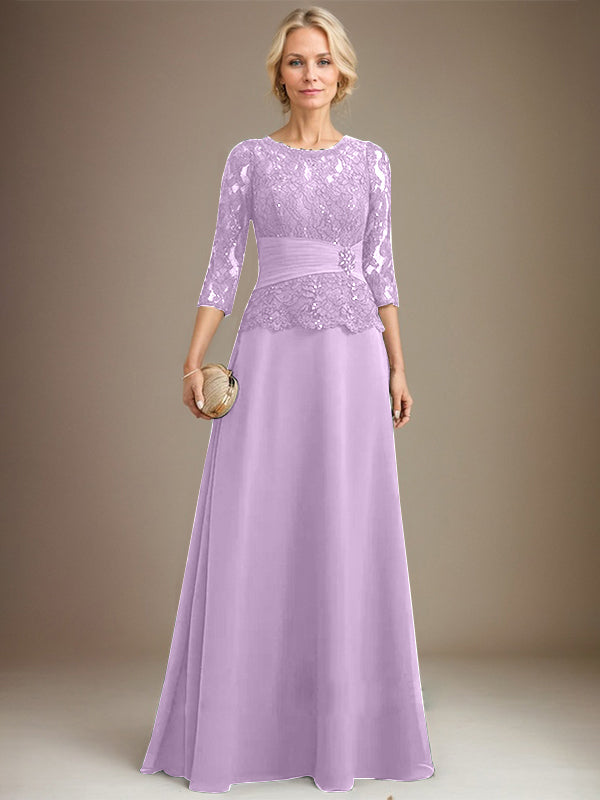 Robe de mariée longue en mousseline de soie et dentelle, coupe trapèze, décolleté illusion, ornée de sequins plissés et de perles. 
