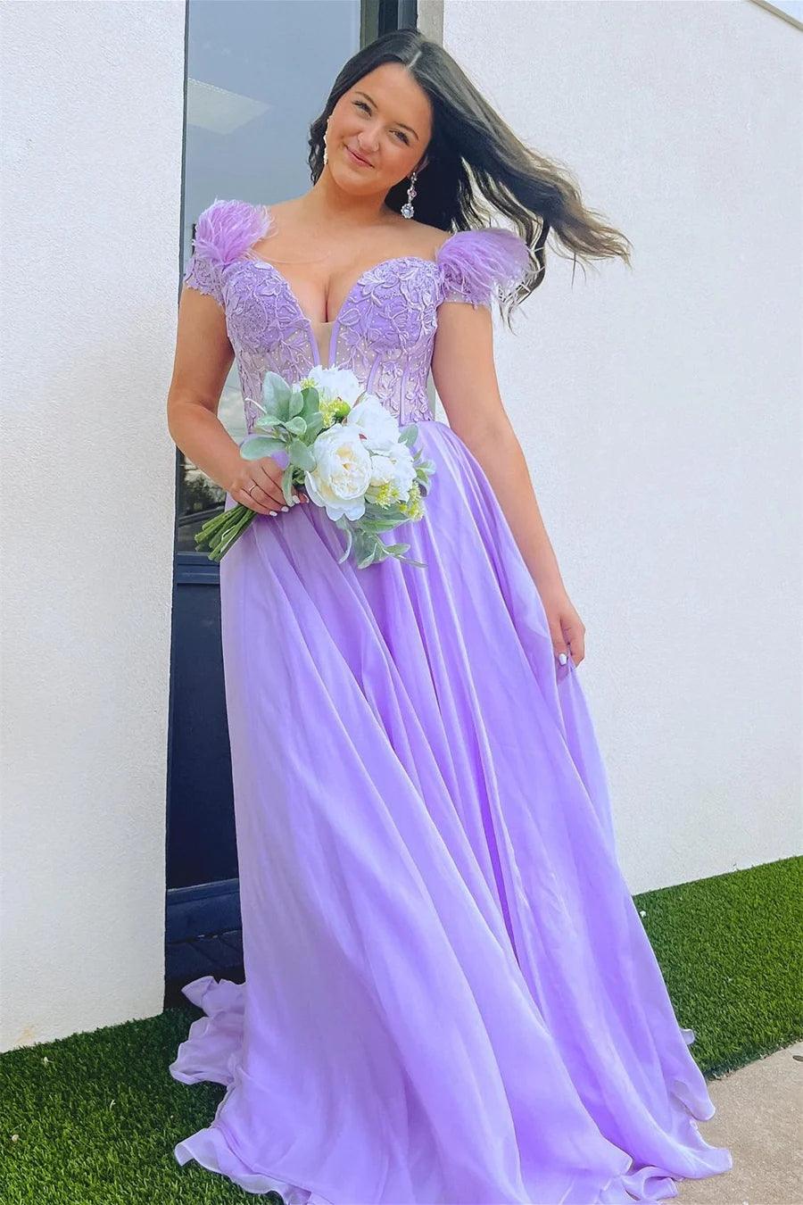 Vestido largo de fiesta de corte A, color lavanda, con escote pronunciado, hombros descubiertos y plumas.