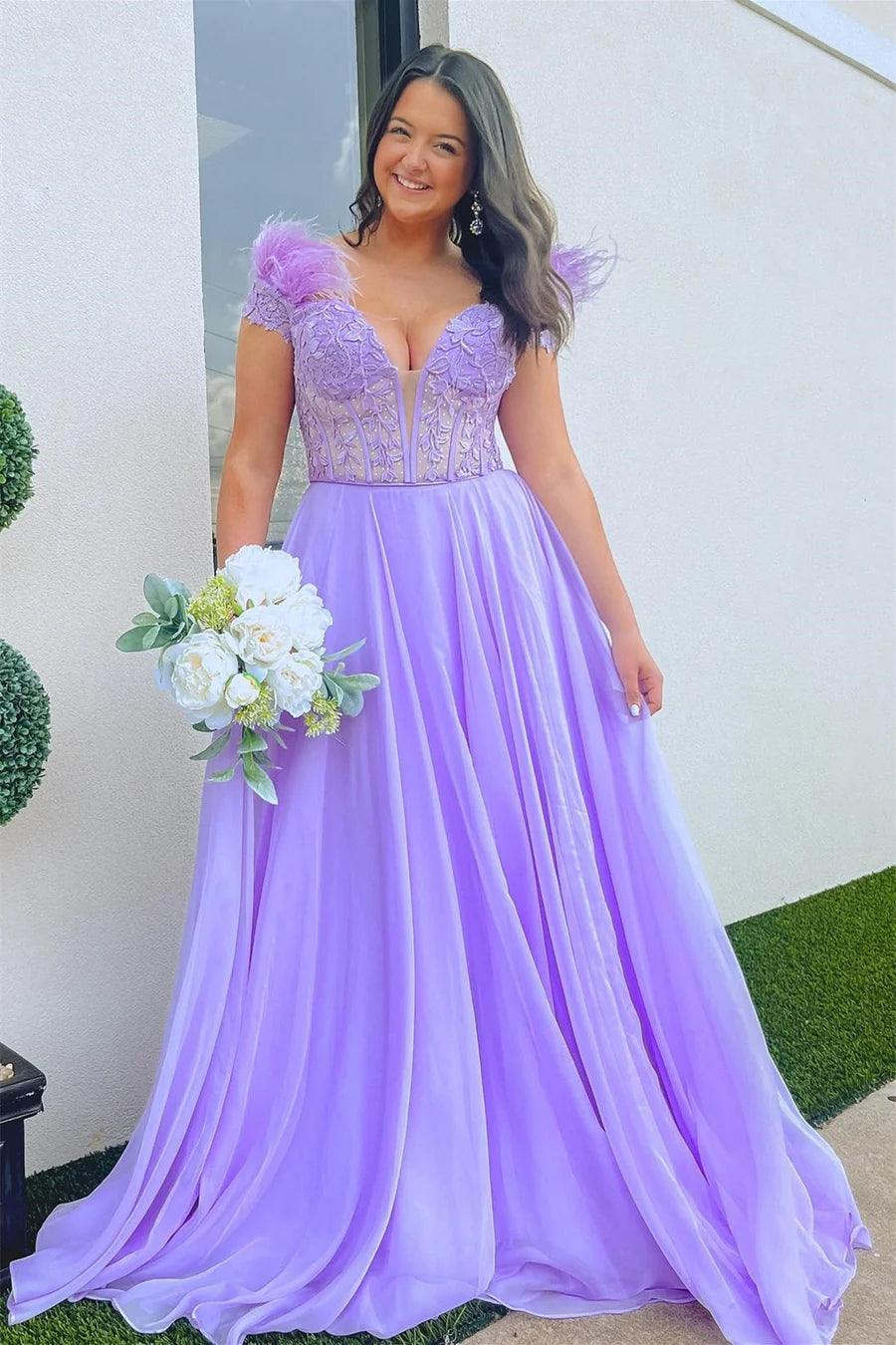 Vestido largo de fiesta de corte A, color lavanda, con escote pronunciado, hombros descubiertos y plumas.