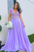 Vestido largo de fiesta de corte A, color lavanda, con escote pronunciado, hombros descubiertos y plumas.
