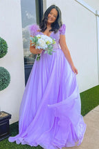Vestido largo de fiesta de corte A, color lavanda, con escote pronunciado, hombros descubiertos y plumas.