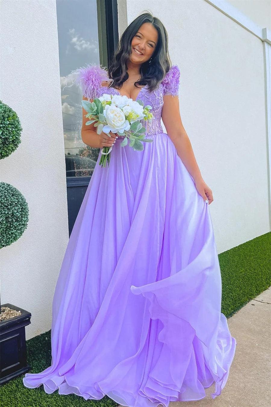 Vestido largo de fiesta de corte A, color lavanda, con escote pronunciado, hombros descubiertos y plumas.