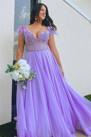 Vestido largo de fiesta de corte A, color lavanda, con escote pronunciado, hombros descubiertos y plumas.