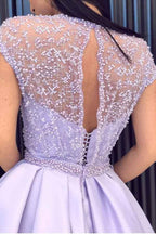 Robes de bal longues en satin lavande, coupe trapèze, ornées de perles, avec fente.
