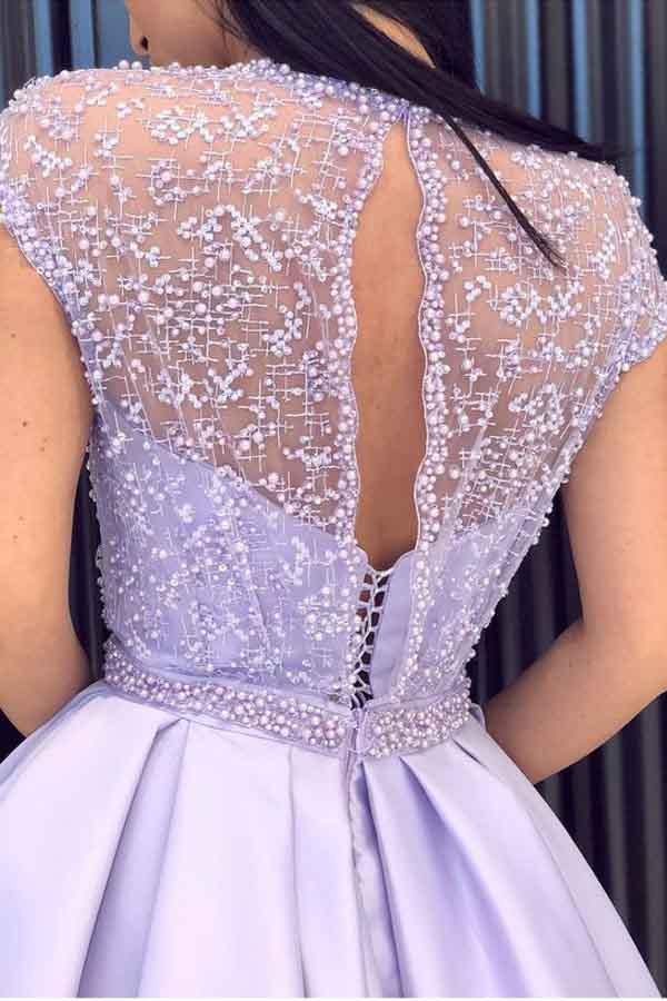 Robes de bal longues en satin lavande, coupe trapèze, ornées de perles, avec fente.