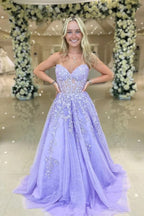 Vestidos de graduación de tul lavanda, corte en A, escote corazón, sin tirantes, con apliques de encaje.