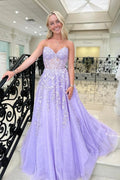 Vestidos de graduación de tul lavanda, corte en A, escote corazón, sin tirantes, con apliques de encaje.