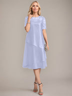 Vestido de corte A, escote redondo, largo hasta la rodilla, para la madre de la novia, con apliques y lentejuelas. 