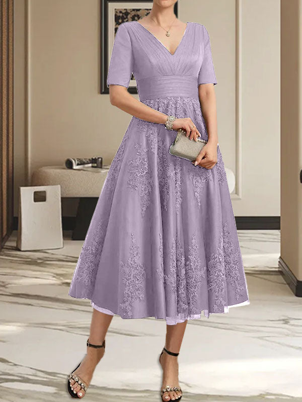Robe de mère de la mariée en tulle et dentelle, coupe trapèze, col en V, longueur thé, avec plis