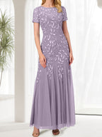 Robe longue bleue sirène à col rond ornée de perles, idéale pour la mère de la mariée
