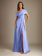 Robe de mère de la mariée en satin, coupe trapèze, décolleté asymétrique et plis. 