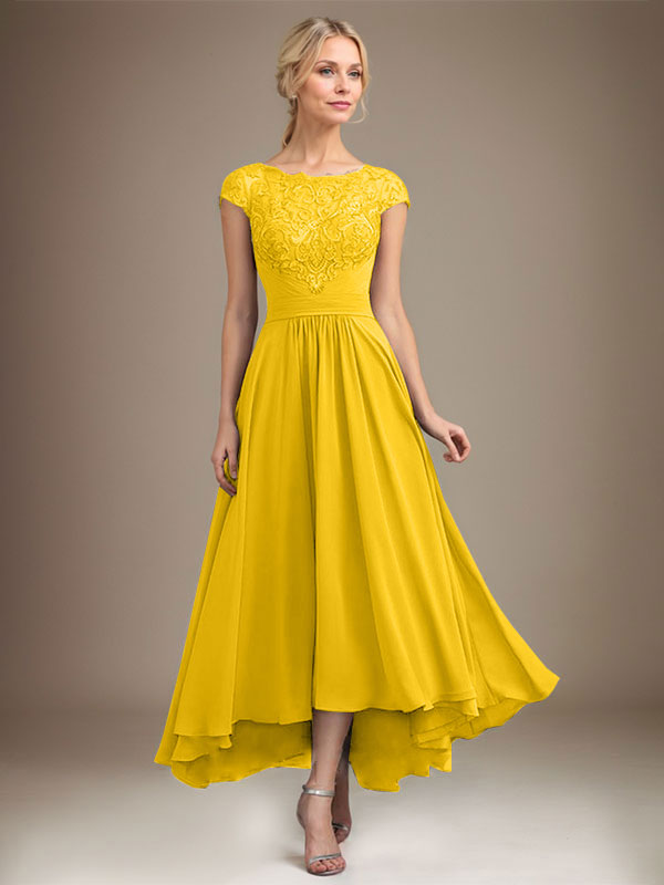Vestido de novia de corte asimétrico, corte en A, escote ilusión, encaje y gasa con pliegues. 