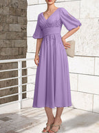 Vestido de novia de gasa de encaje, corte en A, escote en V y largo hasta la rodilla, con pliegues.