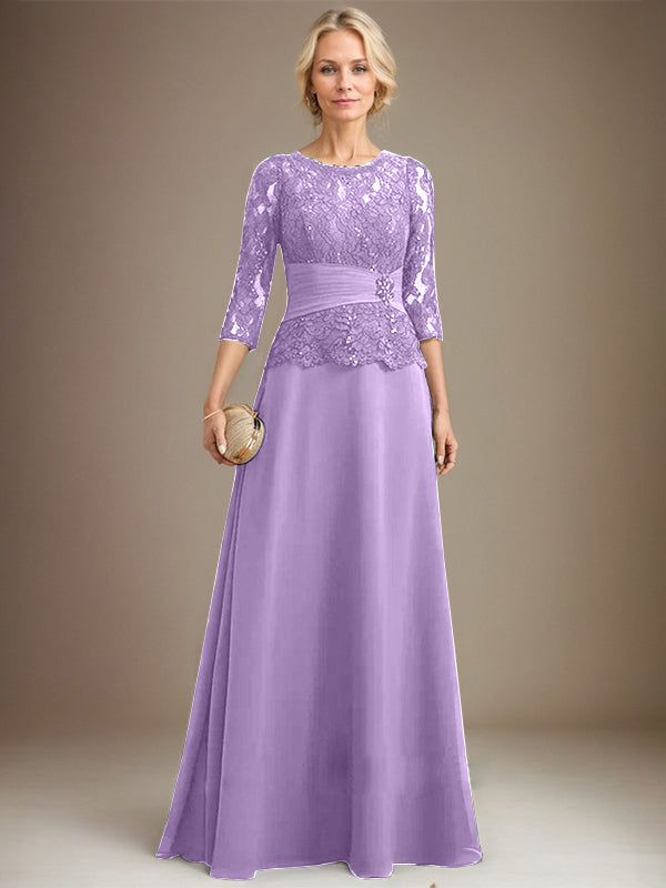 Robe de mariée longue en mousseline de soie et dentelle, coupe trapèze, décolleté illusion, ornée de sequins plissés et de perles. 