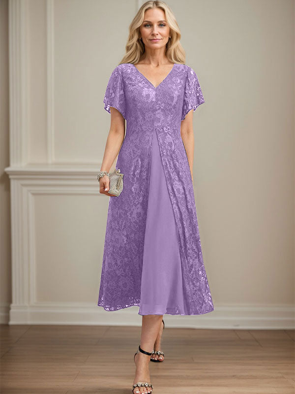 Vestido de novia de gasa de encaje, corte en A, escote en V y largo hasta la rodilla. 