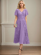 Vestido de novia de gasa de encaje, corte en A, escote en V y largo hasta la rodilla. 