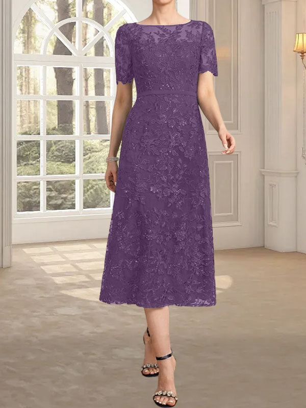 Vestido de novia de encaje con lentejuelas, corte en A, escote redondo ilusión y largo hasta la rodilla.