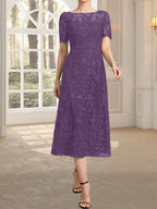 Vestido de novia de encaje con lentejuelas, corte en A, escote redondo ilusión y largo hasta la rodilla.