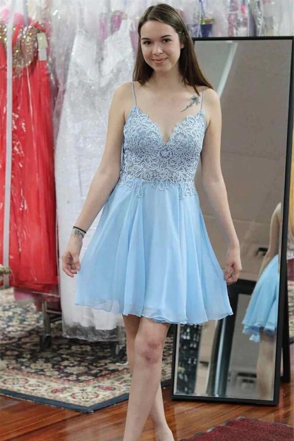 Robe de bal bleu clair trapèze à fines bretelles et applications de dentelle